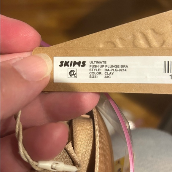 Y012 - NWT - SKIMS Ultimate Push Up Plunge Bra - Picture 2 of 2